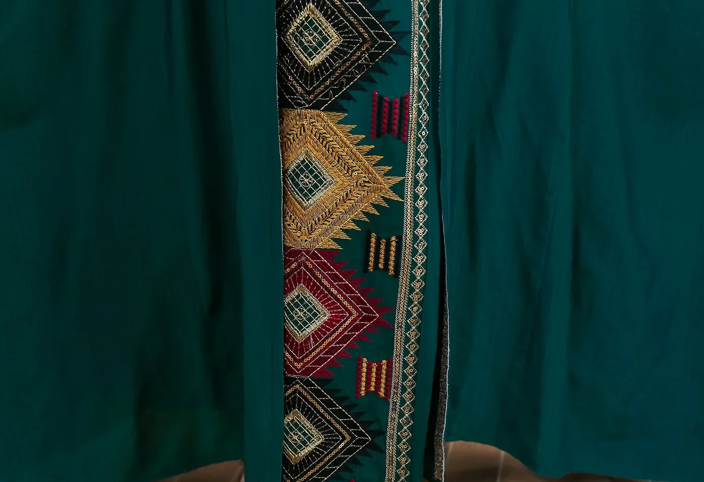 Kimono Abaya et Robe Brodés de qualité