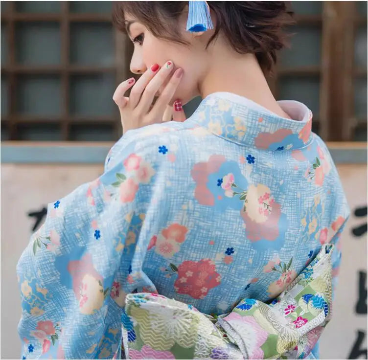 Kimono Traditionnel Bleu Fleuri Stylé