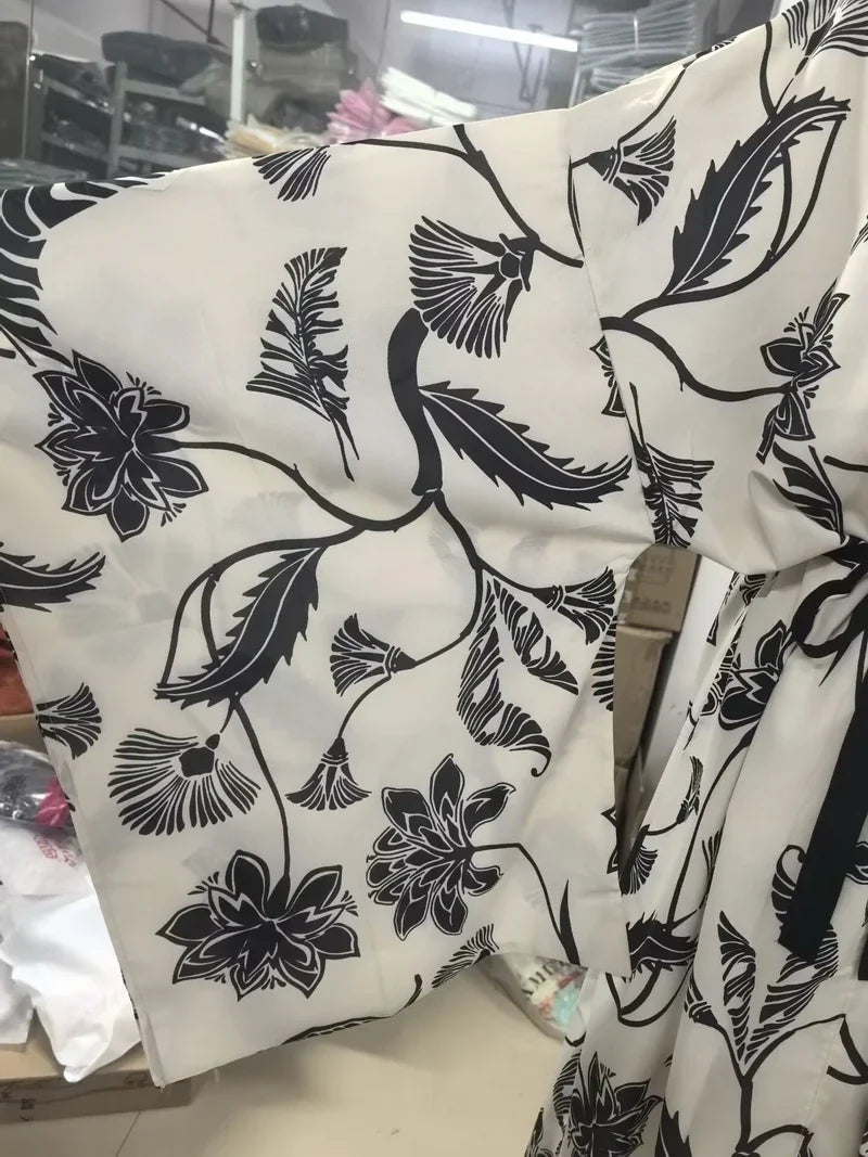 Kimono Fleuri Long Noir et Blanc col en V
