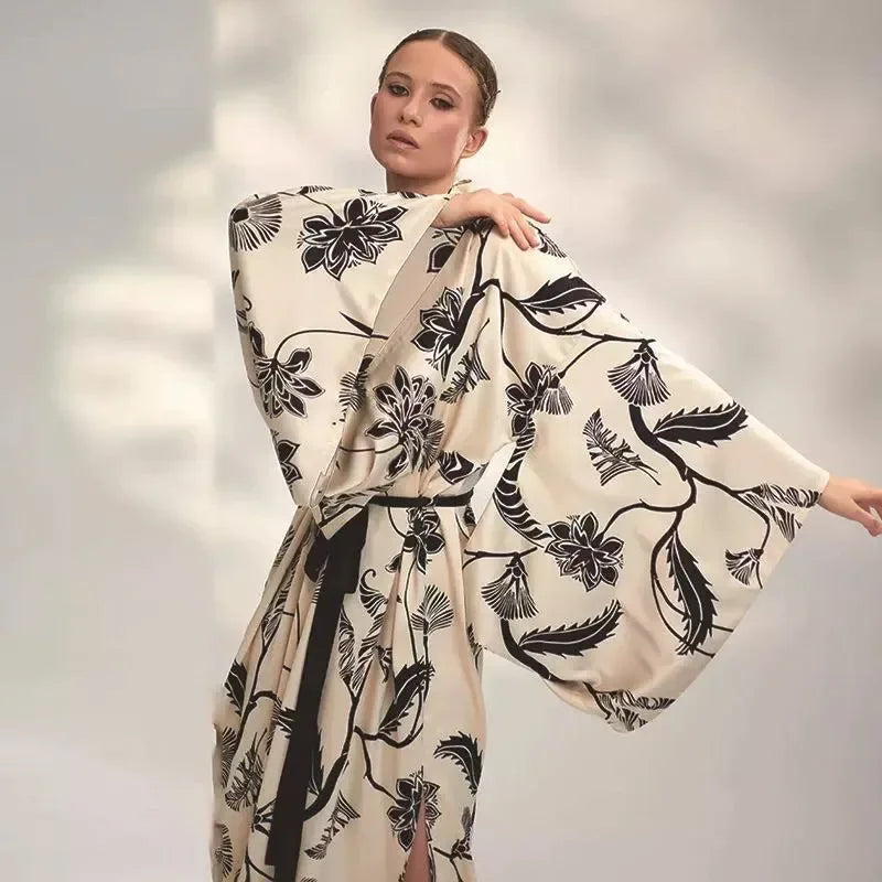 Kimono Fleuri Long Noir et Blanc élégant