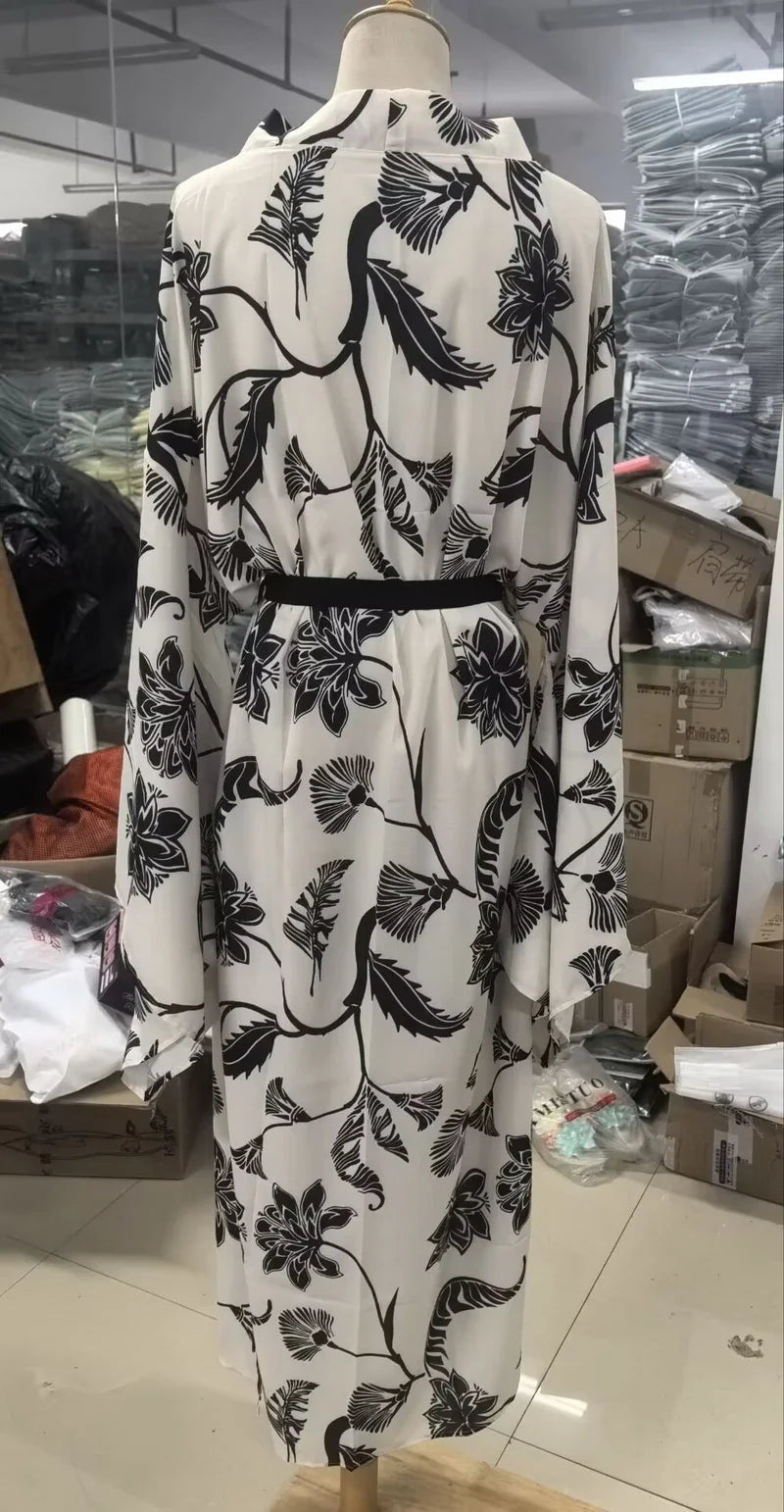 Kimono Fleuri Long Noir et Blanc ceinturé