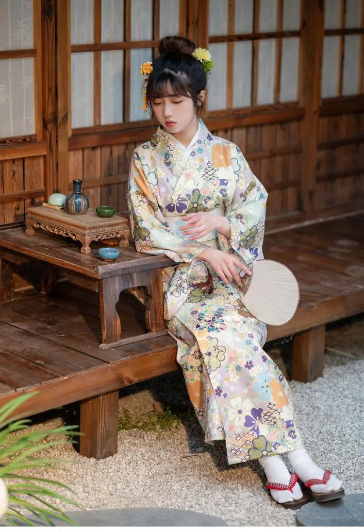 Kimono Japonais à Imprimé Floral Élégant Soyeux