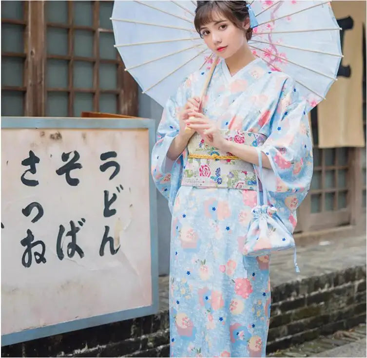 Kimono Traditionnel Bleu Fleuri Soyeux