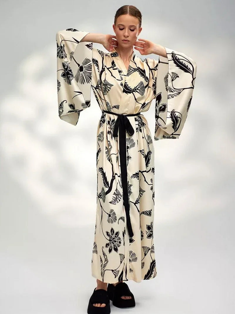 Kimono Fleuri Long Noir et Blanc fluide
