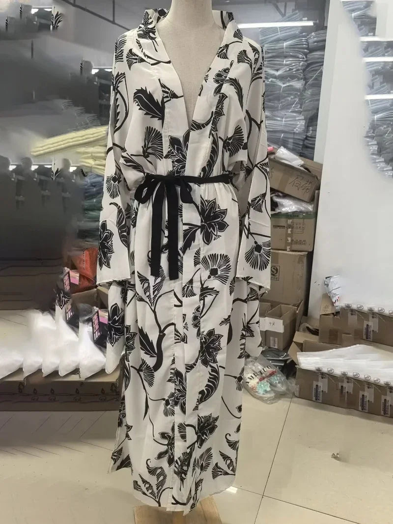 Kimono Fleuri Long Noir et Blanc tendance